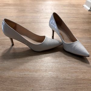 Tahari white crocodile pattern 3” pumps women’s size 9